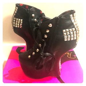 Black Heel-less Boots!